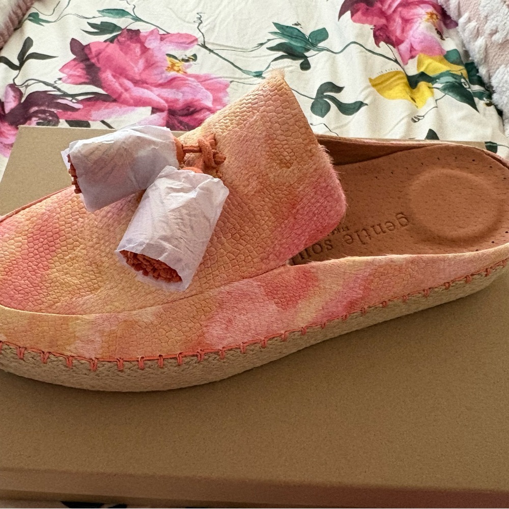 NWT Gentle Souls Vibrant Pink and Yellow Clogs Size 10 - Picture 2 of 9